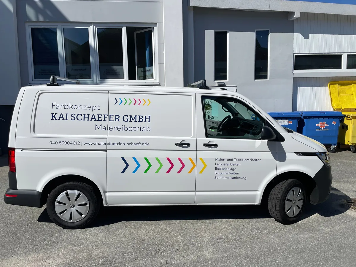 Weißer Firmenwagen mit Beschriftung Farbkonzept Kai Schaefer GmbH Malereibetrieb